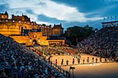 Dudelsackspieler und ein Spielmannszug spielen beim Military Tattoo in Edinburgh Castle in Edinburgh,Schottland,Edinburgh,Schottland