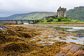 Ein Blick auf Eilean Donan Castle und seine Dammbrücke in Kyle of Lochalsh, Schottland, Kyle of Lochalsh, Schottland
