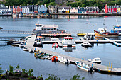 Boote im Hafen von Tobermory, Schottland, Tobermory, Isle of Mull, Schottland, in der Nähe der bunten Ladengeschäfte