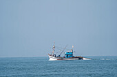 Fischerboot auf dem Arabischen Meer vor dem Cabo de Rama Beach in Cabo Serai, Süd-Goa, Indien, Cabo de Rama, Goa, Indien