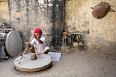 Ländliches Dorfleben,Töpfer arbeitet an einer Töpferscheibe in Nimaj,Rajasthan,Indien,Jaitaran,Pali,Rajasthan,Indien