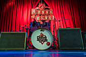 Schlagzeug und Lautsprecher auf der Bühne des Konzertsaals und Restaurants,House of Blues,in Chicago,Chicago,Illinois,Vereinigte Staaten von Amerika