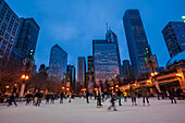 Schlittschuhlaufen im Millennium Park in der Abenddämmerung in Chicago,Illinois,USA,Chicago,Illinois,Vereinigte Staaten von Amerika