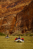 Eine Rafting-Gruppe paddelt auf dem Colorado River.