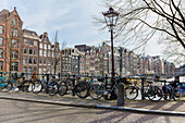 Fahrräder geparkt auf Kanalbrücke,Singel in Amsterdam,Amsterdam,Nord-Holland,Niederlande