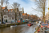 Boote auf der Gracht, Oudezijds Voorburgwal, mit dem Glockenturm der Oude Kerk (Alte Kirche) im Hintergrund, Amsterdam, Amsterdam, Nordholland, Niederlande