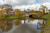 Die Wilhelminabrug auf der anderen Seite des Flusses Dommel, Den Bosch,'s-Hertogenbosch, Nord-Brabant, Niederlande