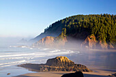 Sonnenaufgang über Indian Beach, Ecola State Park, Oregon, Vereinigte Staaten von Amerika