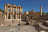 Die Bibliothek des Celsus, mit dem Augustus-Tor auf der rechten Seite, in Ephesus, Türkei, Ephesus, Anatolien, Türkei