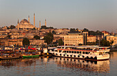 Blick auf die Sulumaniye-Moschee von der Galata-Brücke aus, die das Goldene Horn überquert, Istanbul, Türkei, Istanbul, Türkei