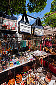 Kulturelle Souvenirs an den Marktständen auf dem Greenmarket Square in Kapstadt,Kapstadt,Südafrika