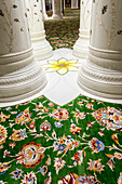 Eine Innenansicht des kunstvollen Fußbodens in der Großen Moschee in Abu Dhabi City, VAE. Auch die Säulen sind mit kunstvollen Intarsienmustern im Marmor verziert, Abu Dhabi, Vereinigte Arabische Emirate
