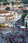 Darsteller und Zuschauer auf dem Monastiraki-Platz vor der Tsisdarakis-Moschee, Athen, Griechenland