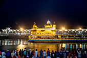 Goldener Tempel (Sri Harmandir Sahib) Gurdwara und Sarovar (Nektarbecken), in der Abenddämmerung, Amritsar, Punjab, Indien