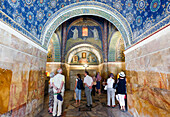 Ravenna, Provinz Ravenna, Italien.  Innenraum des Mausoleums der Galla Placidia aus dem 5. Jahrhundert.  Die frühchristlichen Monumente von Ravenna gehören zum UNESCO-Welterbe.