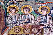 Ravenna, Provinz Ravenna, Italien. Mosaik in der Basilika San Vitale mit drei Engeln, die Abraham mit einer Botschaft von Gott besuchen.  6. Jahrhundert.  Die frühchristlichen Monumente von Ravenna gehören zum UNESCO-Weltkulturerbe.