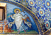 Ravenna, Provinz Ravenna, Italien.  Mausoleum aus dem 5. Jahrhundert, Mausoleo di Galla Placidia.  Mosaik, das vermutlich den Heiligen Laurentius darstellt, der auf einem Eisengitter gemartert wurde, das links unten im Bild zu sehen ist.  Die frühchristlichen Monumente von Ravenna gehören zum UNESCO-Weltkulturerbe.