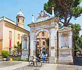 Ravenna, Provinz Ravenna, Italien.  Eingang zur Basilica di San Vitale aus dem 6. Jahrhundert und zum Mausoleum der Galla Placidia, die zum UNESCO-Welterbe der frühchristlichen Denkmäler in Ravenna gehören.