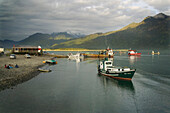 Eine Abendszene im Hafen von Hornopiren, Patagonien, Chile, Hornopiren, Patagonien, Chile.