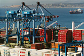 Ein moderner Containerhafen in Valparaiso, Chile, Valparaiso, Chile, in Aktion.
