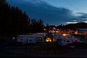 Geparkte und beleuchtete Wohnmobile in der Dämmerung auf einem Campingplatz, Oak Harbor, Washington, Vereinigte Staaten von Amerika