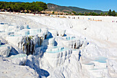 Pamukkale, die Terrassen und Becken aus weißem Travertin-Kalkstein. Pamukkale ist bekannt als das Baumwollschloss. Es ist eine UNESCO-Weltkulturerbestätte,Pamukkale,Provinz Denizli,Türkei