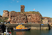 Dunbar Castle am Victoria-Hafen mit anlegenden Booten, Dunbar, East Lothian, Schottland