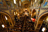 Im Inneren der Pfarrkirche Maria Immaculata in Weerberg feiern Einheimische Herz-Jesu, Österreich.