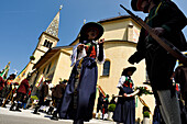 In der Ortschaft Weerberg feiern Einheimische in traditioneller Kleidung Herz-Jesu, Österreich.