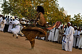 Eine Zeremonie von wirbelnden Derwischen neben der Hamed el Nil Moschee, Omdurman, Sudan, Afrika.