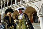 Älteres Paar in aufwändigen Kostümen für den Karneval von Venedig, ein jährliches Fest vor Beginn der Fastenzeit, Venedig, Venetien, Italien