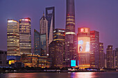 Blick auf den Bezirk Pudong in der Abenddämmerung, vom Bund aus über den Huangpu-Fluss gesehen, Shanghai, China, Shanghai, China