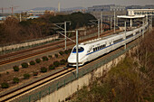 Hochgeschwindigkeitszug auf den Gleisen bei der Einfahrt nach Nanjing, China, Nanjing, Provinz Jiangsu, China