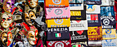 Ein Souvenirstand in Venedig, Italien, ist vollgestopft mit T-Shirts und Masken als Touristenartikel, Venedig, Venetien, Italien