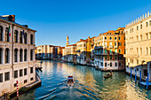 Blick von der Rialtobrücke auf den Palazzo dei Camerlenghi und die Boote auf dem Canal Grande, Venedig, Venetien, Italien