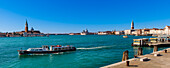 Vaporetto-Wasserbus auf dem Markusbecken mit Campanile auf dem Markusplatz, Santa Maria della Salute und San Giorgio, Venedig, Venetien, Italien