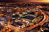 Abendliche Luftaufnahme eines Hotels und Kongresszentrums in der Stadt Los Angeles, Los Angeles, Kalifornien, Vereinigte Staaten von Amerika
