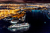 Kreuzfahrtschiff und die RMS Queen Mary im Hafen von Long Beach bei Nacht, Kalifornien, USA, Long Beach, Kalifornien, Vereinigte Staaten von Amerika