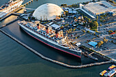 RMS Queen Mary, jetzt ein Hotelschiff und Touristenattraktion in Long Beach, Kalifornien.  Die Kuppel ist das ehemalige Zuhause von Howard Hughes' Spruce Goose,Long Beach,Kalifornien,Vereinigte Staaten von Amerika
