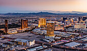 Luftaufnahme des Strip in Las Vegas bei Sonnenuntergang mit einem ikonischen Luxushotel in der Mitte des Bildes, Las Vegas, Nevada, Vereinigte Staaten von Amerika