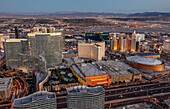 Abendansicht des Las Vegas Strip aus der Vogelperspektive mit einem Resort, einem Kasino und der Arena, Las Vegas, Nevada, Vereinigte Staaten von Amerika
