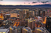 Abendliche Luftaufnahme eines Teils des Las Vegas Strip mit einer Reihe von Hotels, Kasinos und Einkaufsbereichen, Las Vegas, Nevada, Vereinigte Staaten von Amerika