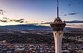 Abendliche Luftaufnahme des Hotel- und Casinoturms in Las Vegas, Nevada, USA, Las Vegas, Nevada, Vereinigte Staaten von Amerika