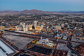 Luftaufnahme von Downtown Las Vegas in der Abenddämmerung,Nevada,USA,Las Vegas,Nevada,Vereinigte Staaten von Amerika