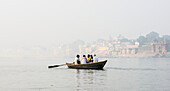 Ruderboot auf dem Ganges, Varanasi, Indien