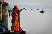 Devotee bei einer Opfergabe am Ganges, Varanasi, Indien