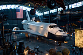 Die Raumfähre 'Enterprise' in einem Hangar im National Air and Space Museum, Steven F. Udvar Hazy Center in Chantilly, Virginia, USA. Alle aus der neuen Ausgabe des Luft- und Raumfahrtmuseums am Flughafen Dulles. Gezeigt werden vor allem eine SR-71 Blackbird sowie die Raumfähre Enterprise, Chantilly, Virginia, Vereinigte Staaten von Amerika.