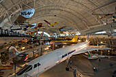 Die 'Concorde' und andere Flugzeuge in einem Hangar des National Air and Space Museum, Steven F. Udvar Hazy Center in Chantilly, Virginia, USA. Alle aus der neuen Ausgabe des Luft- und Raumfahrtmuseums am Flughafen Dulles. Gezeigt werden vor allem eine SR-71 Blackbird sowie die Raumfähre Enterprise, Chantilly, Virginia, Vereinigte Staaten von Amerika.