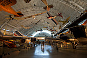 Die 'Concorde' und andere Flugzeuge in einem Hangar des National Air and Space Museum, Steven F. Udvar Hazy Center in Chantilly, Virginia, USA. Alle aus der neuen Ausgabe des Luft- und Raumfahrtmuseums am Flughafen Dulles. Gezeigt werden vor allem eine SR-71 Blackbird sowie die Raumfähre Enterprise, Chantilly, Virginia, Vereinigte Staaten von Amerika.