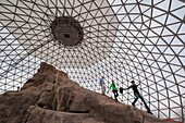 Im Inneren des Desert Dome, der größten verglasten geodätischen Kuppel der Welt, im Omaha Zoo, Omaha, Nebraska, Vereinigte Staaten von Amerika